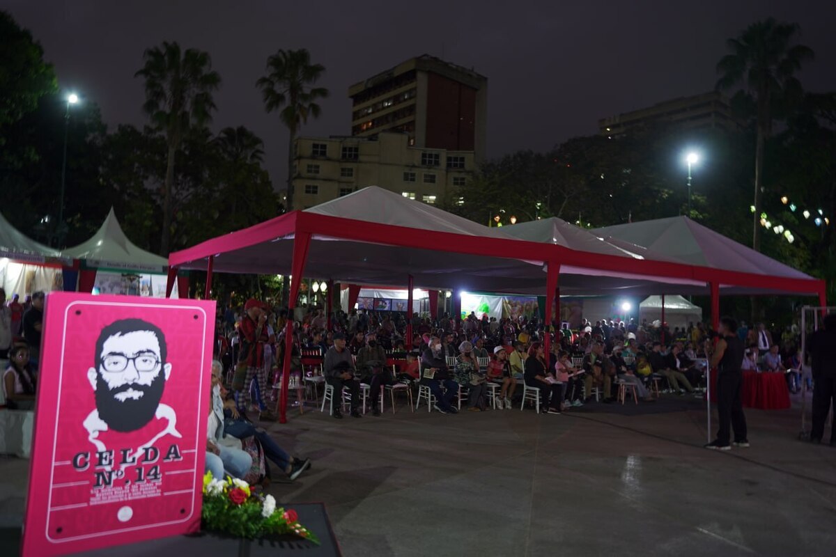 استقبال پرشور مردم کاراکاس از مراسم رونمایی از نسخه اسپانیولی کتاب «سلول شماره ‌۱۴»