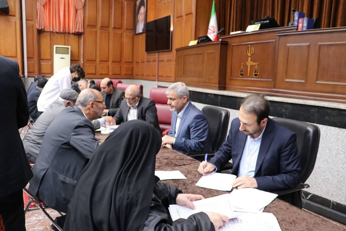 مسئولان قضایی دادگستری استان تهران با ۳۲۰ نفر از مراجعان دیدار کردند