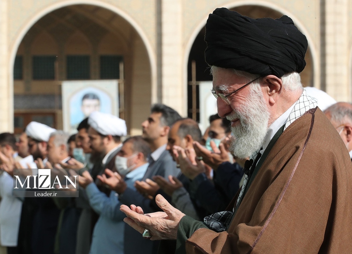 اقامه نماز عید فطر به امامت رهبر انقلاب در مصلای امام خمینی (ره) تهران