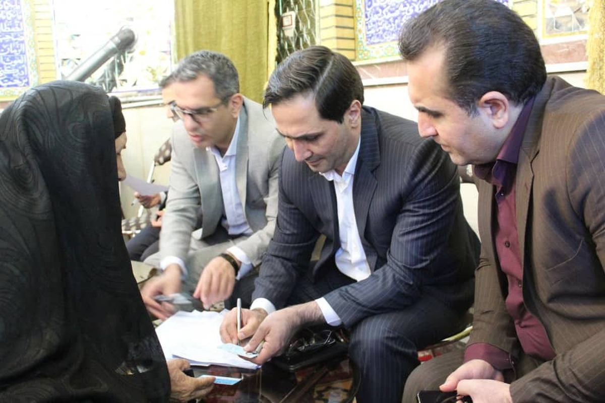میز خدمت و ملاقات مردمی مسئولین قضایی استان کرمانشاه در بقعه چاه صاحب الزمان (عج)/ رسیدگی به مشکلات حقوقی و قضایی بیش از ۴۰ نفر از مراجعین