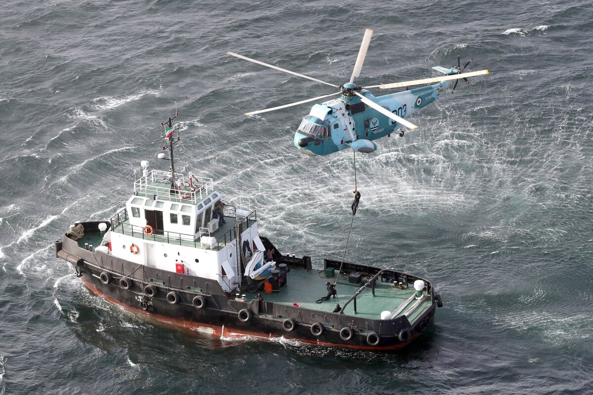 اجرای عملیات آزادسازی کشتی ربوده شده توسط دزدان دریایی در رزمایش مرکب کمربند امنیت دریایی ۲۰۲۴