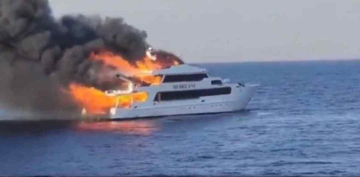 آتش گرفتن یک قایق تفریحی در سواحل مصر