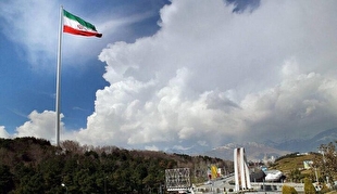 بزرگترین پرچم جمهوری اسلامی در اراضی عباس‌آباد به اهتزاز درآمد